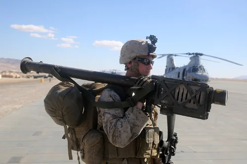 Voják s raketou země-vzduch FIM-92 Stinger