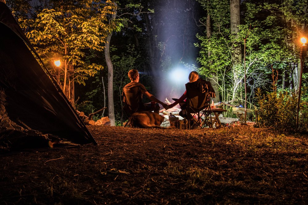 svícení v lese u ohně