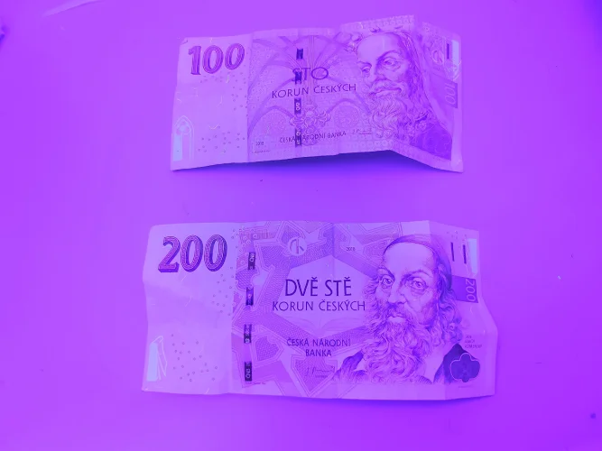 UV záření pro kontrolu pravosti peněz