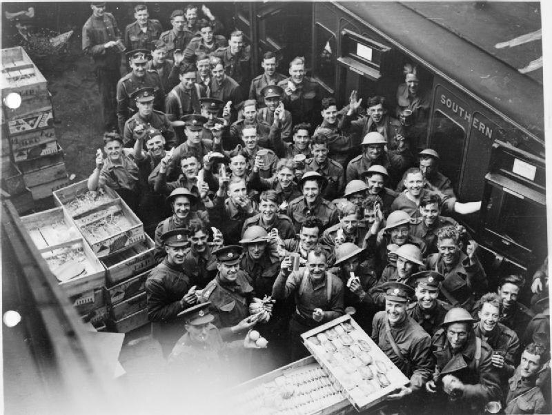 Vojáci oslavující už v Británii svou záchranu