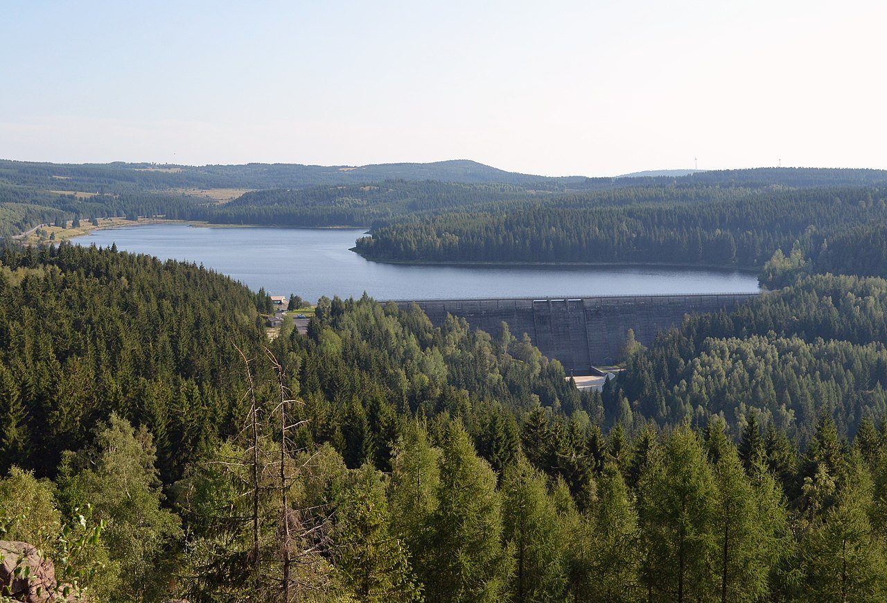 Flájská přehrada při pohledu z Puklé skály