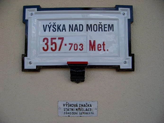 Historická cedule s nadmořskou výškou