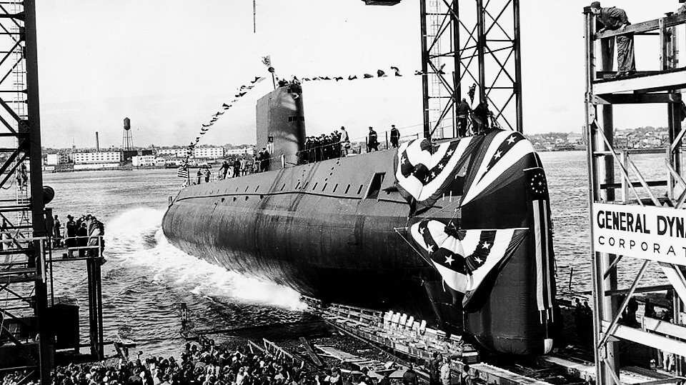 USS Gerald R. Ford (dole) spolu se starší lodí USS Harry S. Truman (třída Nimitz)