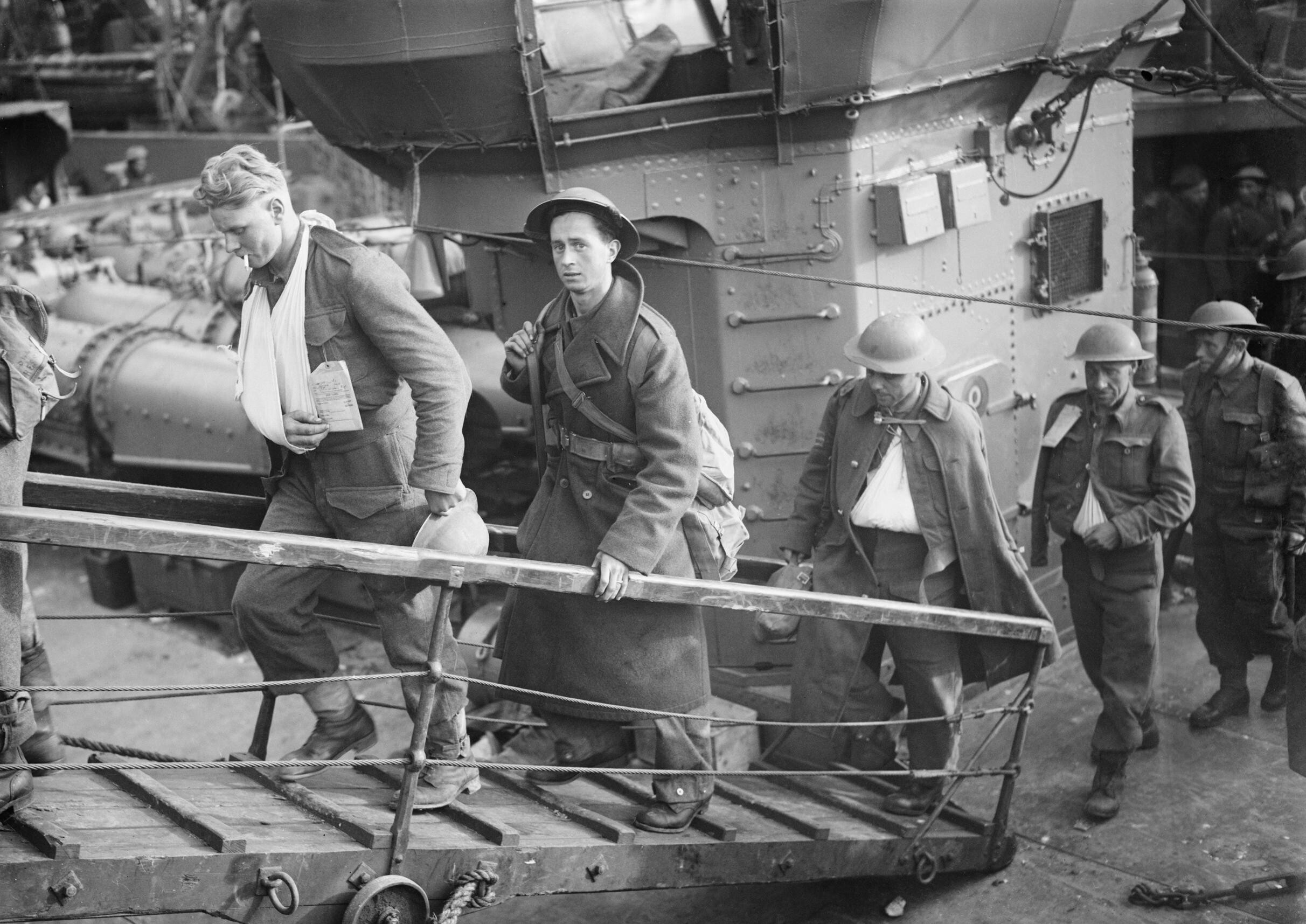 Vojáci nastupují na evakuační loď