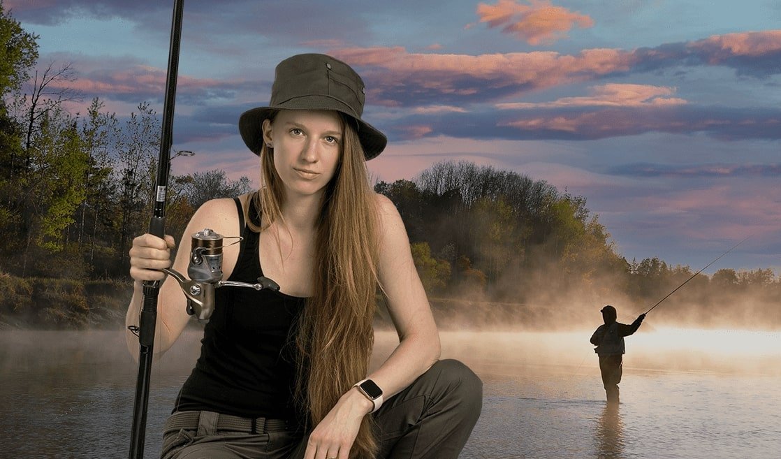 rybářka s plotem a siluetou rybáře v pozadí