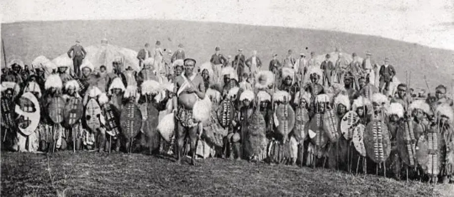 Historická fotografie zulských bojovníků
