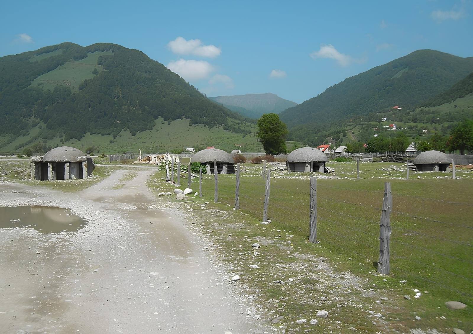 Řada bunkrů poblíž města Vermosh