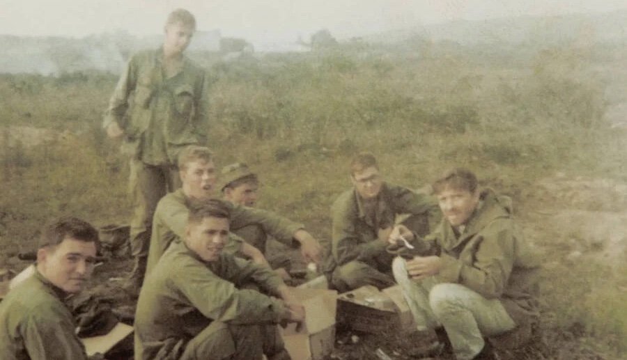 John Donohue (vpravo) s Rickem Dunagem a dalšími vojáky