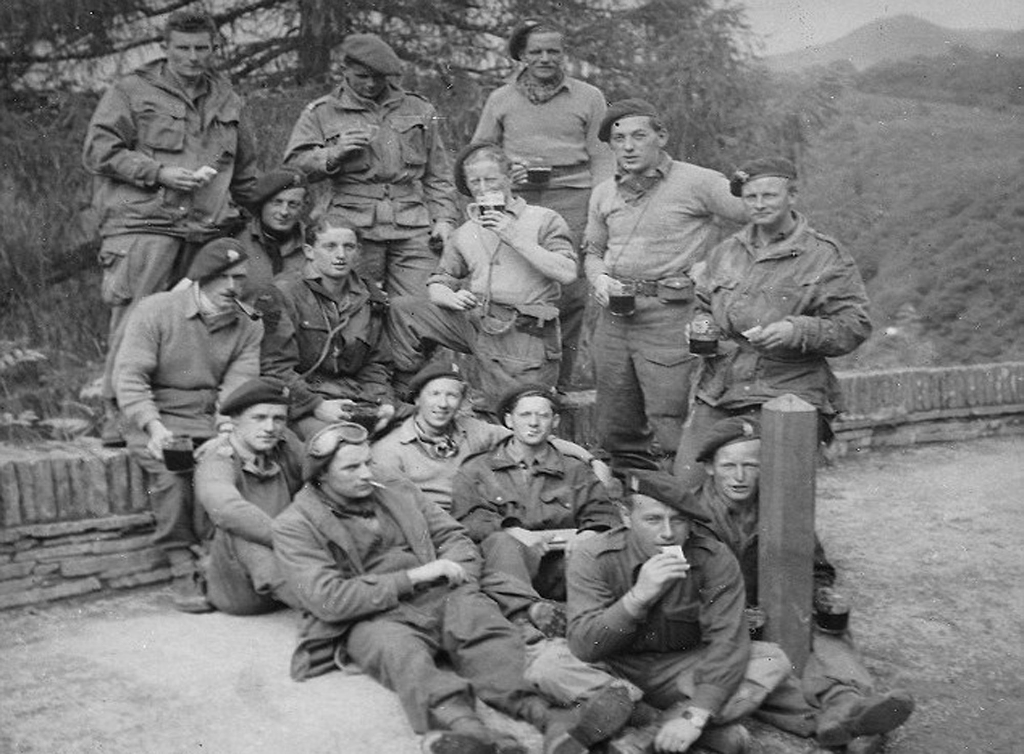 Vojáci na pauze schovaní ve stínu stromu