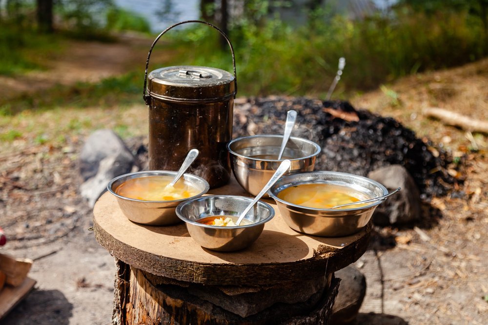 kotlíkem s jídlem na jednodenní trek