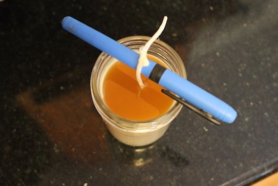 Tekutý vosk v nádobě