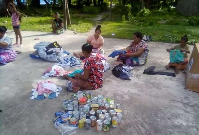 Ostrované si prohlížejí své vánoční dárky